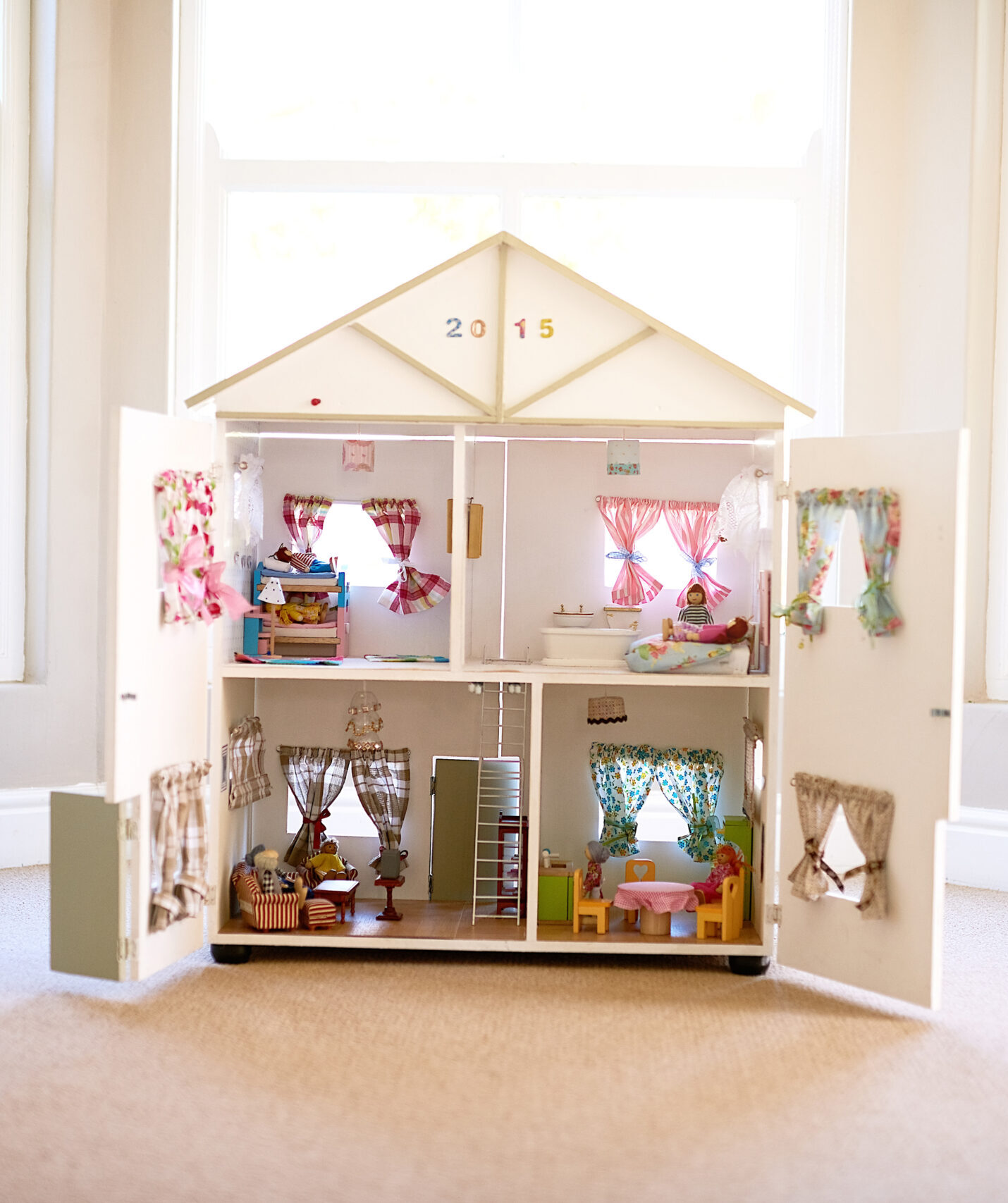 Zweistöckiges Puppenhaus mit Miniatur Möbel