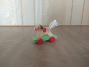 Deko-Pferdchen 1:12 aus Holz für das Puppenhaus