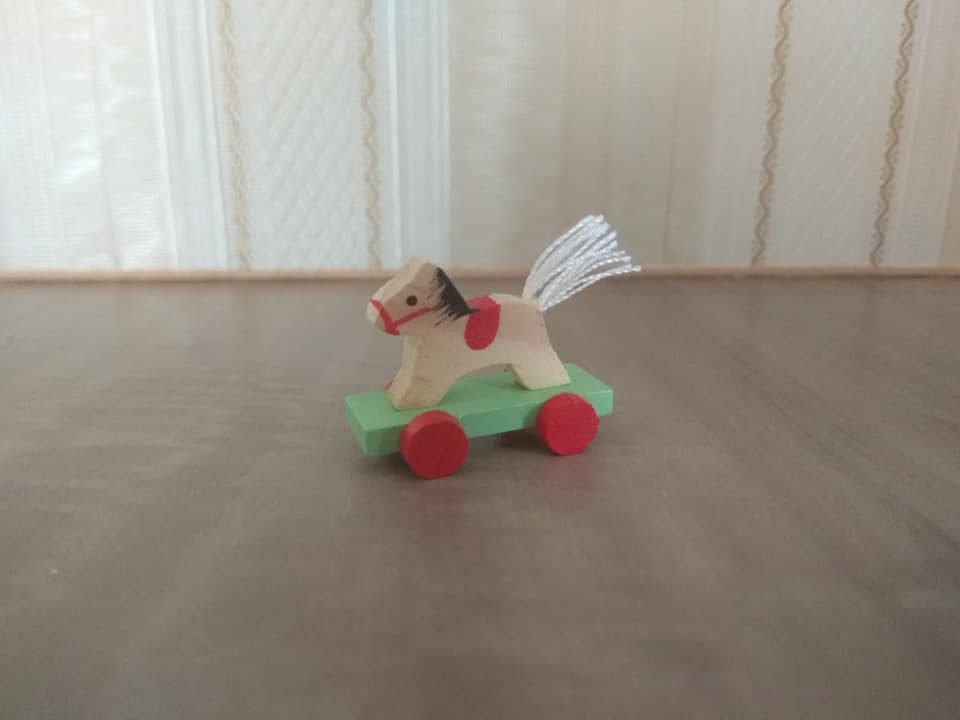 Deko-Pferdchen 1:12 aus Holz für das Puppenhaus