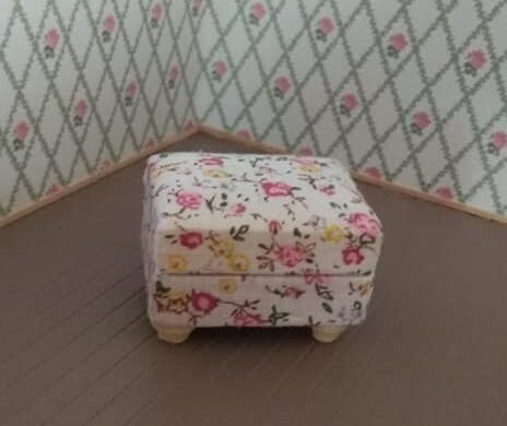 Sofahocker Blumenmuster 1:12