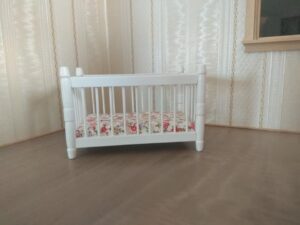 Babybett in weiss für das Puppenhaus 1:12