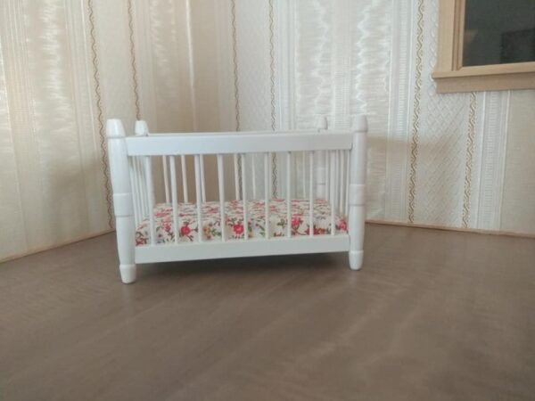 Babybett in weiss 1:12 für das Puppenhaus