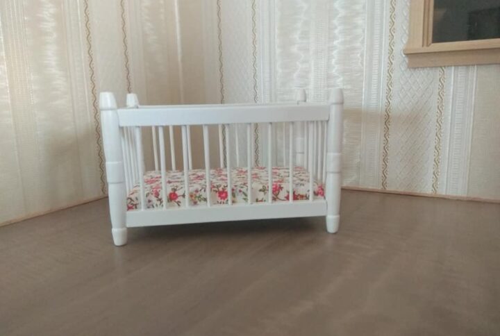 Babybett in weiss für das Puppenhaus 1:12