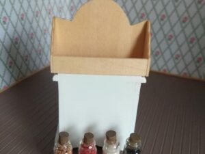 Gewürzregal mit Gewürzen 1:12