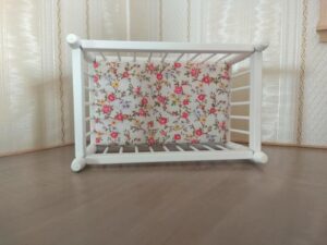 Babybett in weiss für das Puppenhaus 1:12