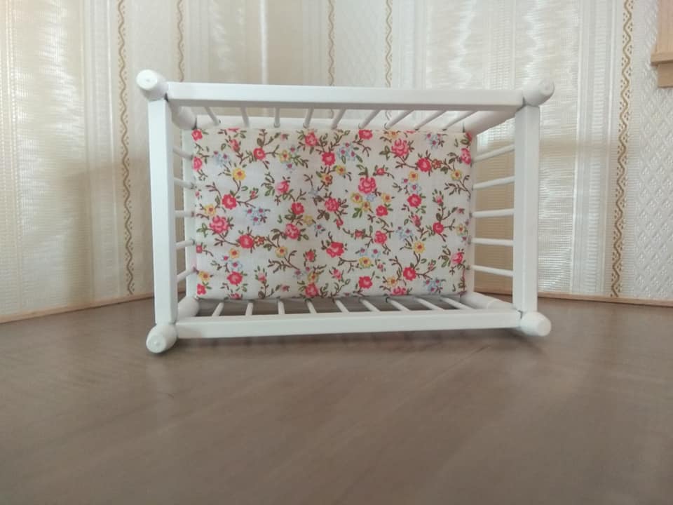 Babybett in weiss für das Puppenhaus