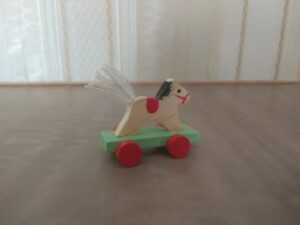 Deko-Pferdchen 1:12 aus Holz für das Puppenhaus