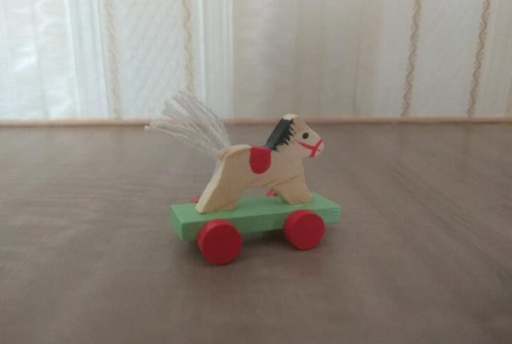 Deko-Pferdchen 1:12 aus Holz für das Puppenhaus