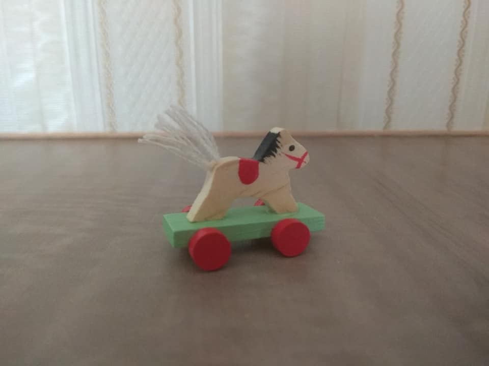 Deko-Pferdchen 1:12 aus Holz für das Puppenhaus
