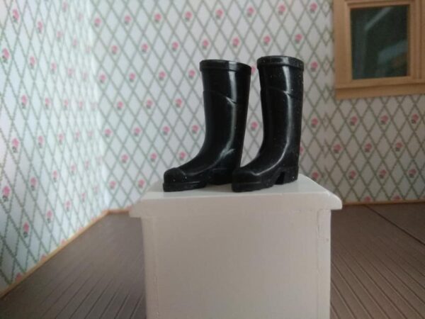 Schwarze Stiefel 1:12 für das Puppenhaus