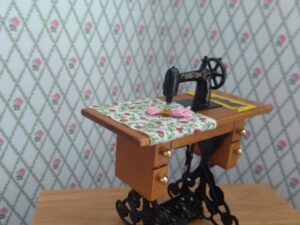 Nähmaschine mit Tisch 1:12