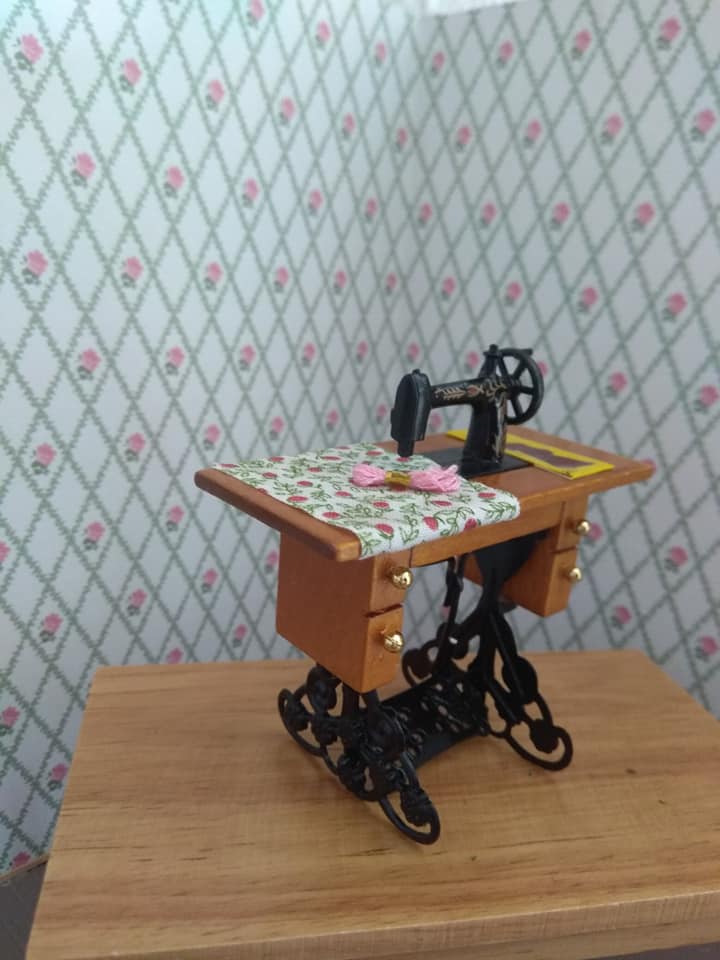 Nähmaschine mit Tisch 1:12