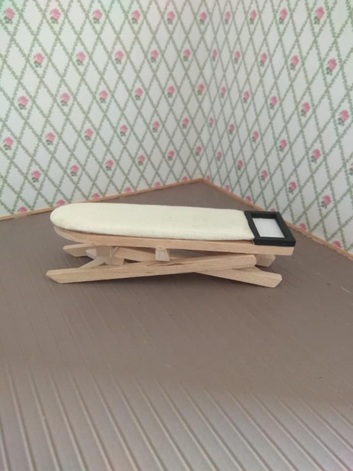 Bügelbrett 1:12 zugeklappt