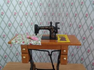 Nähmaschine mit Tisch 1:12