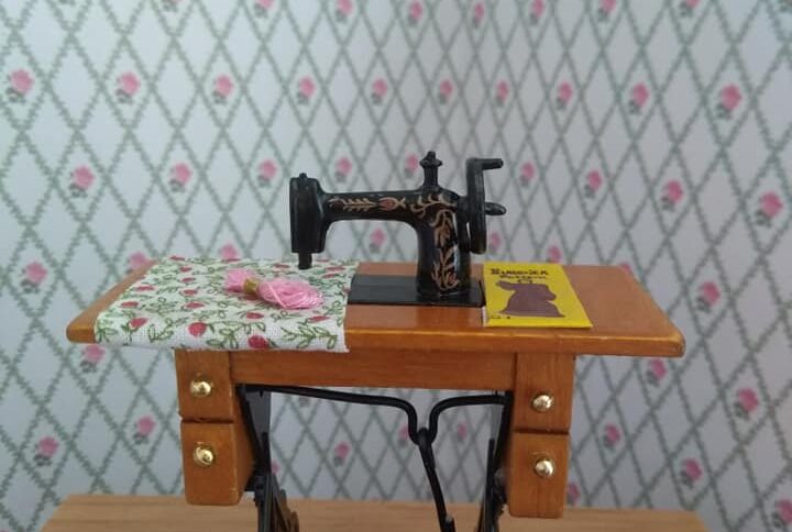 Nähmaschine mit Tisch 1:12