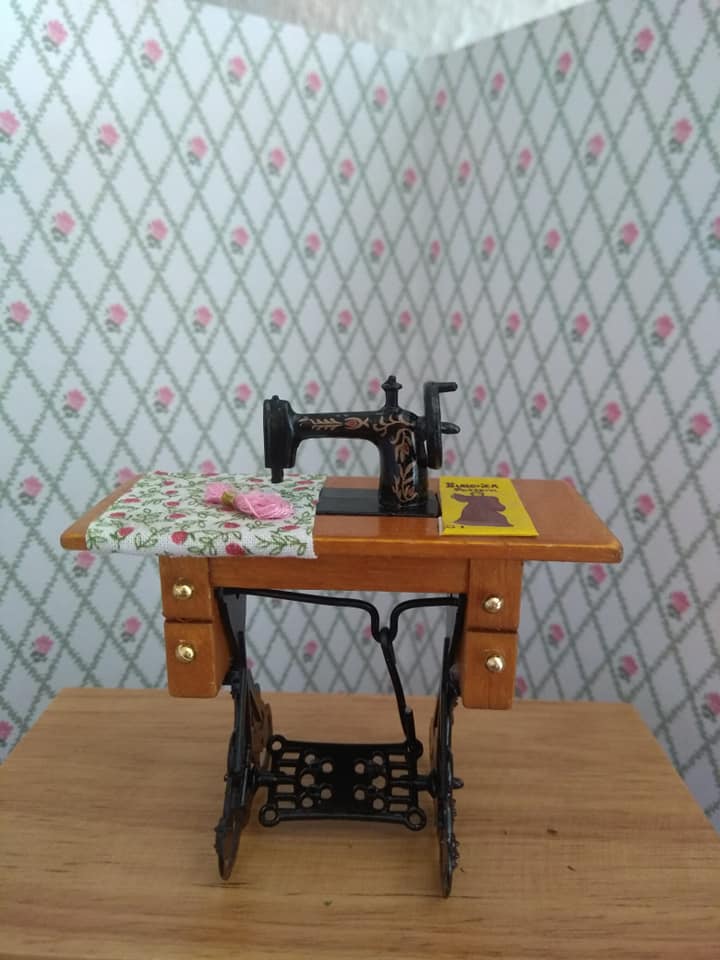 Nähmaschine mit Tisch 1:12