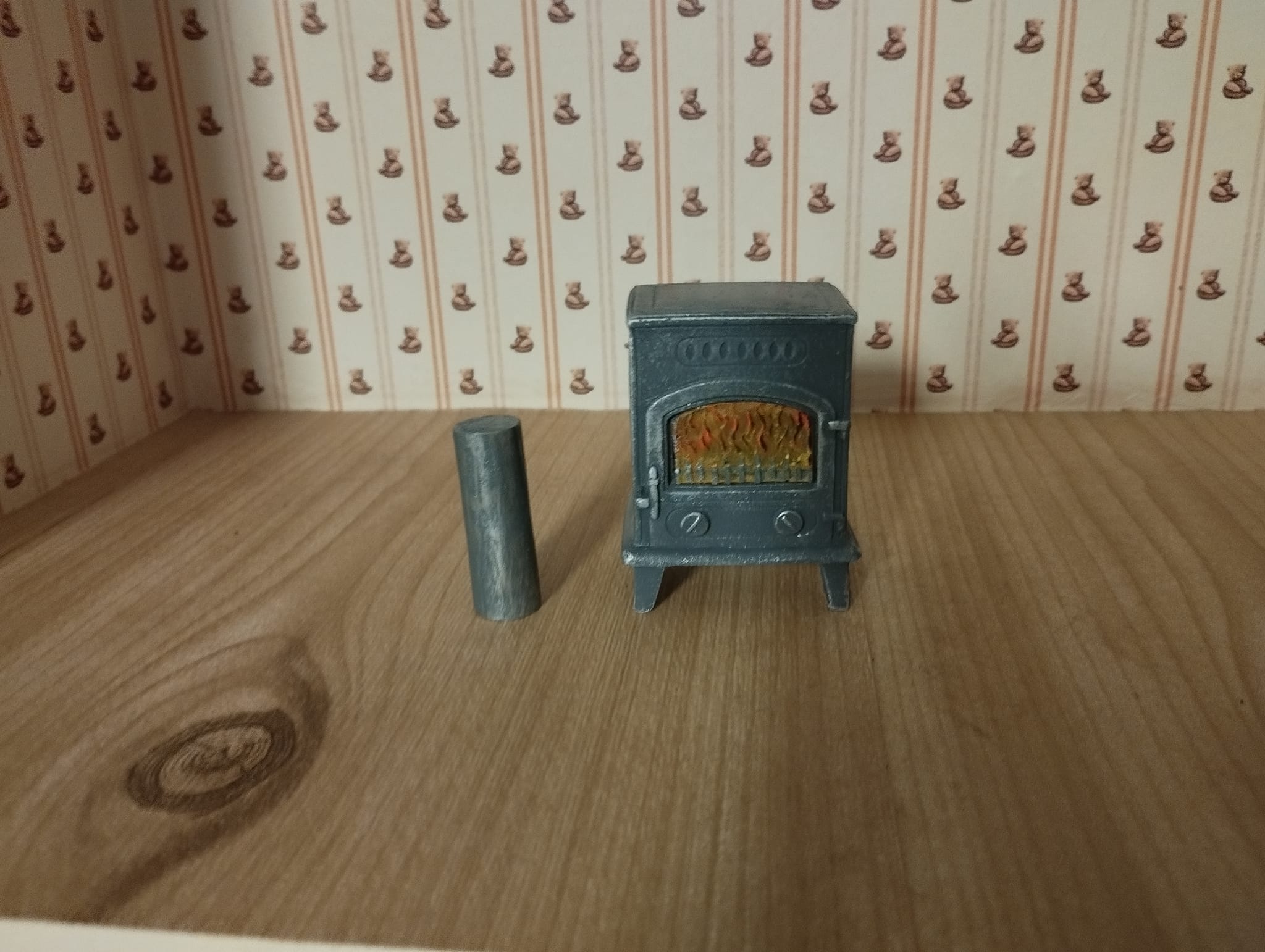 Freistehender grauer Ofen 1:12