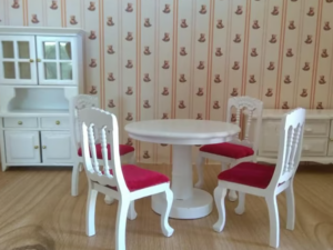 weisses Esszimmer für das Puppenhaus