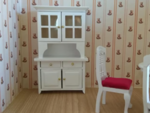 weisser Schrank für das Puppenhaus