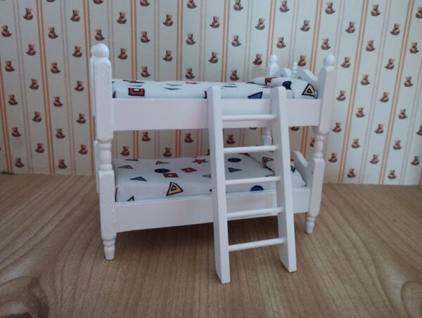 Hochbett mit Leiter in weiss 1:12 für das Puppenhaus