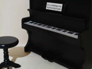 Klavier mit Hocker schwarz für das Puppenhaus 1:12
