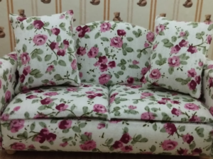 Sofa mit Blumenmuster dunkelrot fürs Puppenhaus