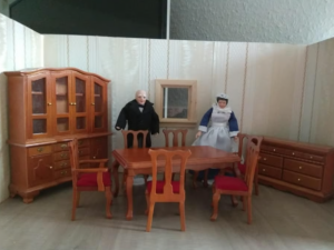 Esszimmer braun aufgebaut für das Puppenhaus