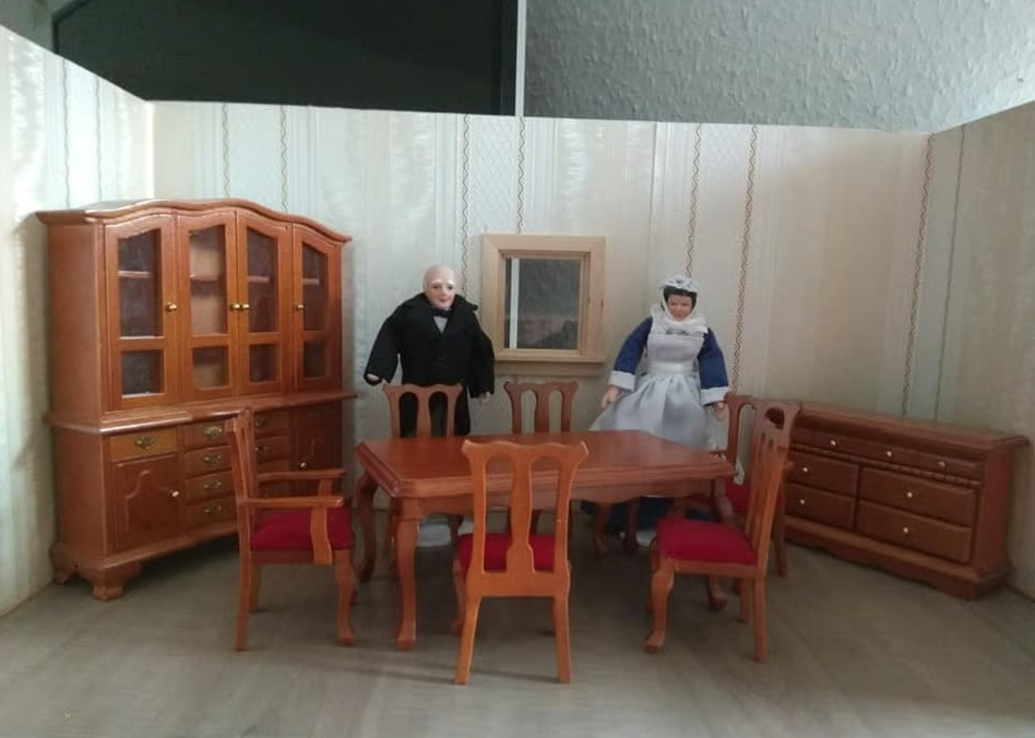 Esszimmer braun aufgebaut