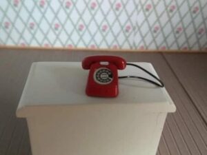 rotes schnurtelefon 1:12