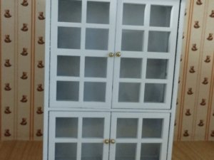weisse Vitrine für das Puppenhaus 1:12