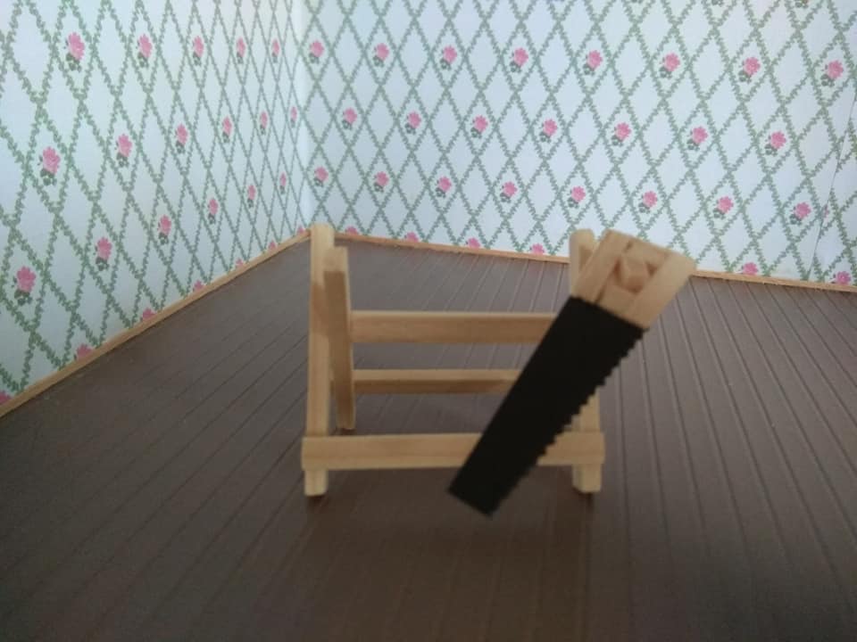 Sägeblock für das Puppenhaus mit Säge