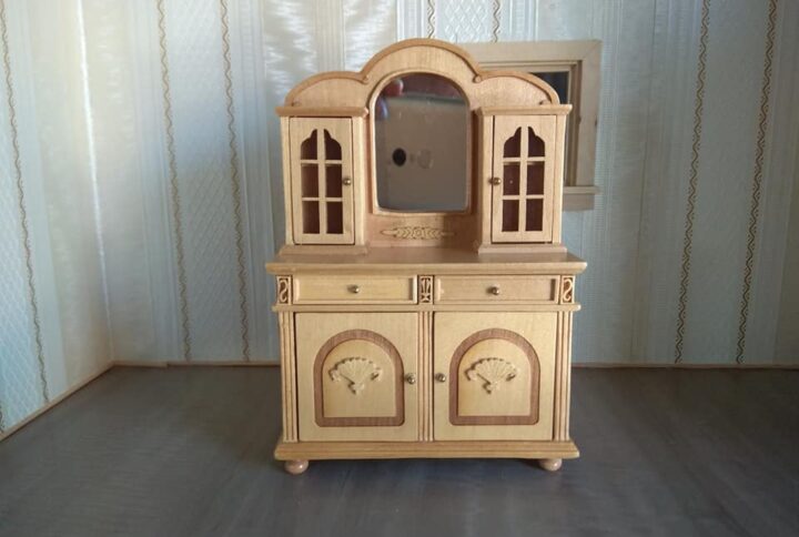 Esszimmerschrank mit Spiegel, Eiche hell 1:12