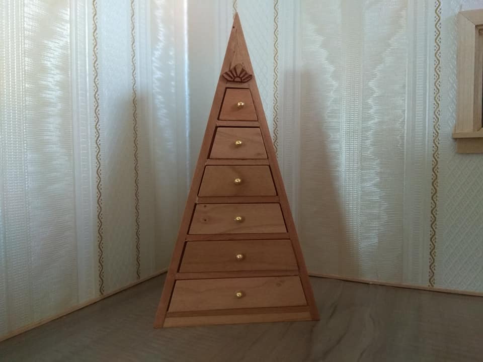 Pyramidenschrank in dunkelbraun 1:12 für das Puppenhaus
