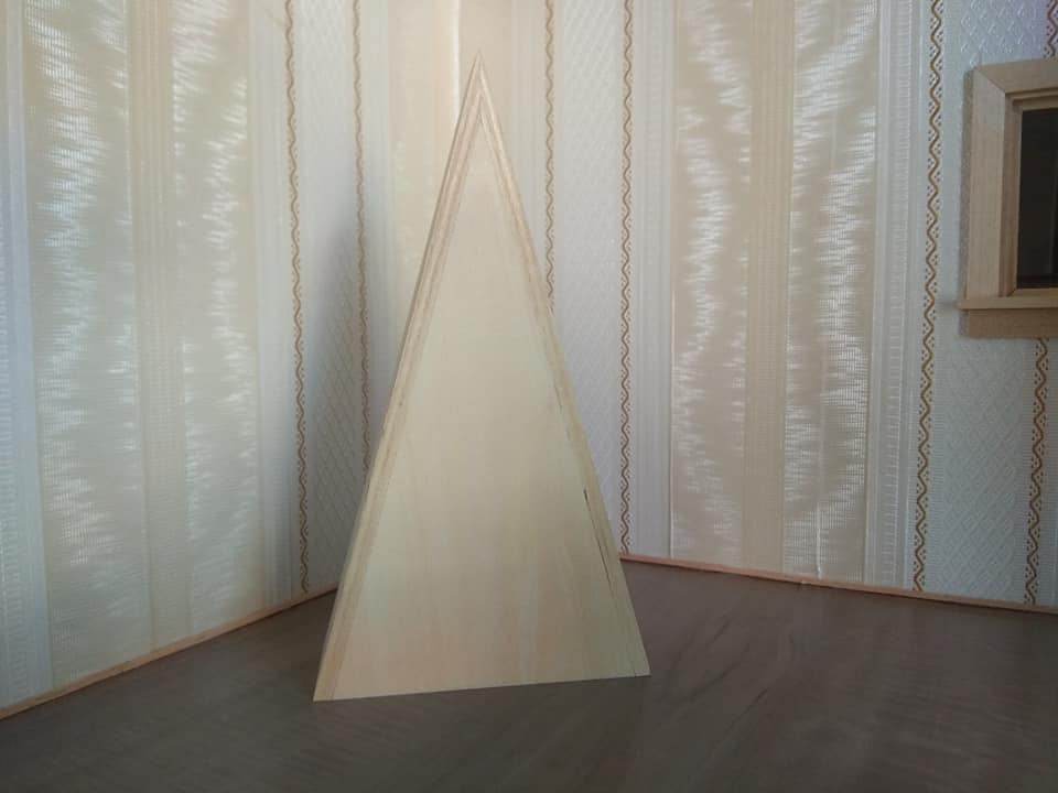 Pyramidenschrank in helle Esche 1:12 für das Puppenhaus Rückseite