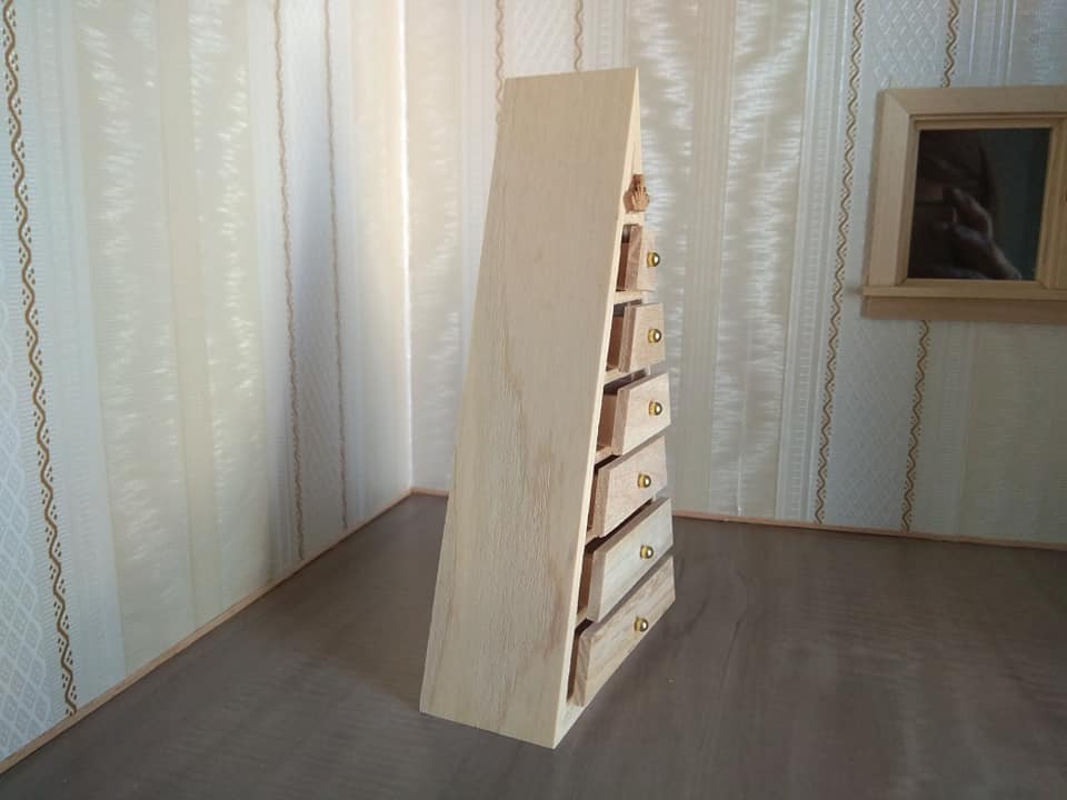 Pyramidenschrank in helle Esche 1:12 für das Puppenhaus Schubladen