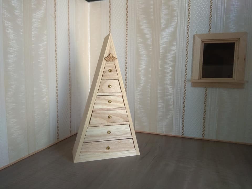 Pyramidenschrank in helle Esche 1:12 für das Puppenhaus