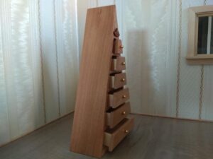 Pyramidenschrank in dunkelbraun 1:12 für das Puppenhaus Schubladen