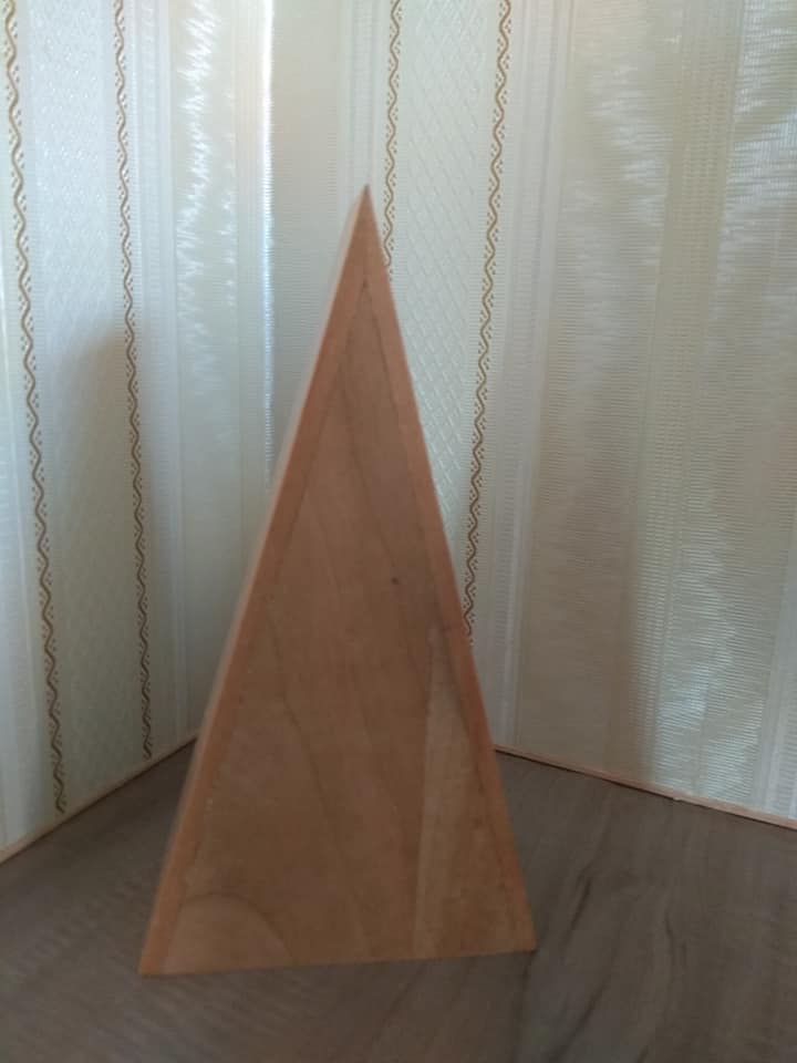 Pyramidenschrank in dunkelbraun 1:12 für das Puppenhaus Rückseite