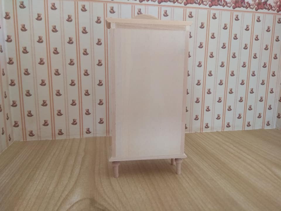 Vitrine Louis XVI 1:12 für das Puppenhaus Rückseite
