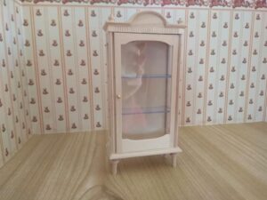 Vitrine Louis XVI 1:12 für das Puppenhaus