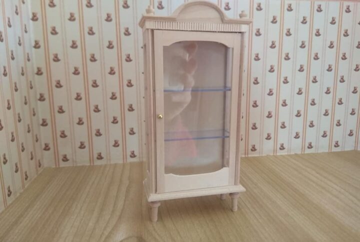 Vitrine Louis XVI 1:12 für das Puppenhaus