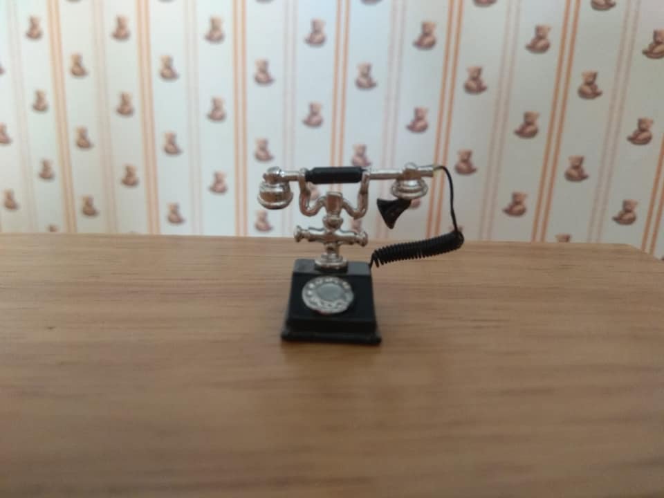 Antikes Telefon in 1:12 schwarz mit Hörer für das Puppenhaus