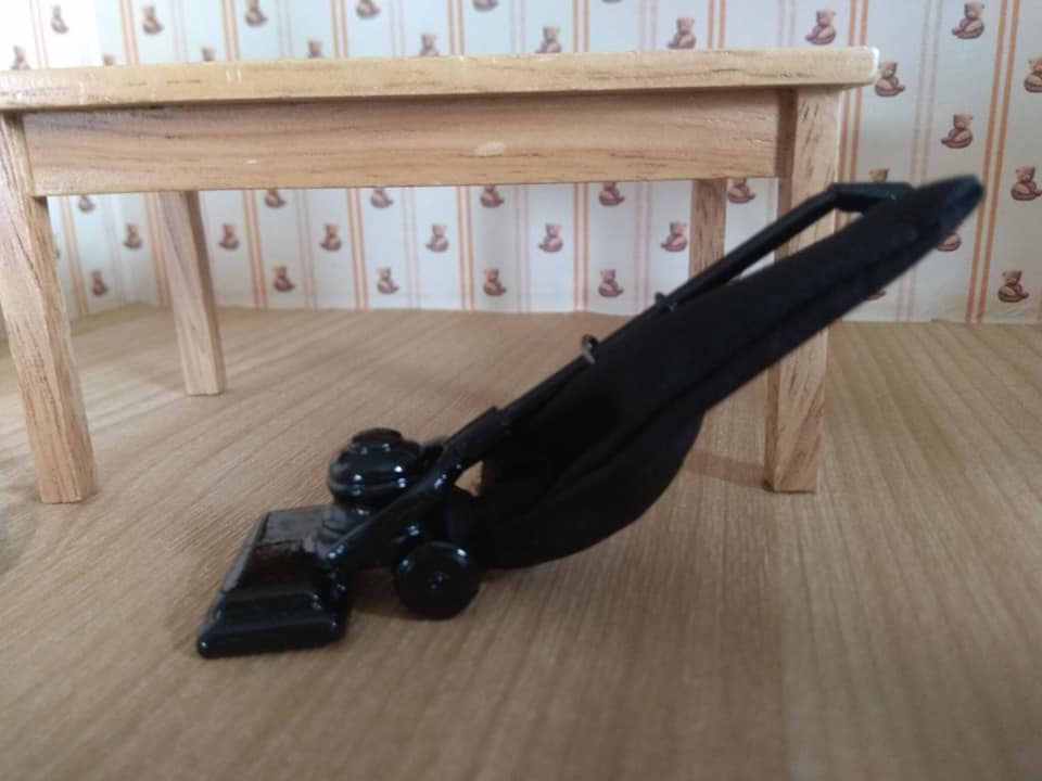 Staubsauger 1:12 für das Puppenhaus seitlich