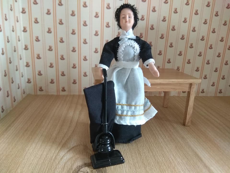 Staubsauger 1:12 für das Puppenhaus mit Puppe