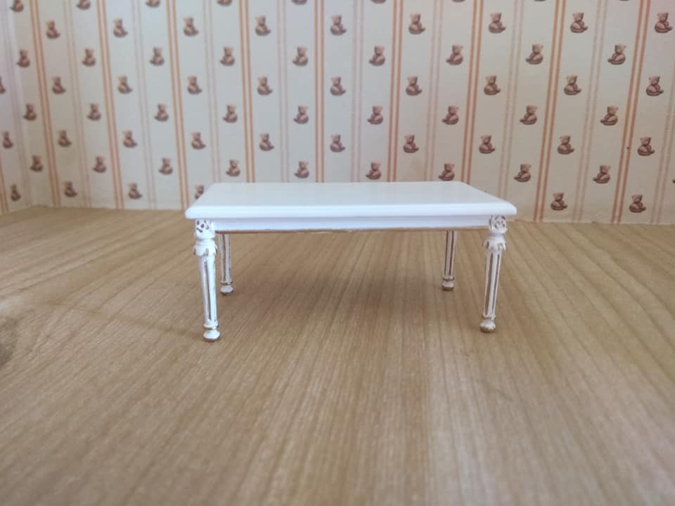 Kaffeetisch Louis XVI, elfenbein-gold 1:12 für das Puppenhaus