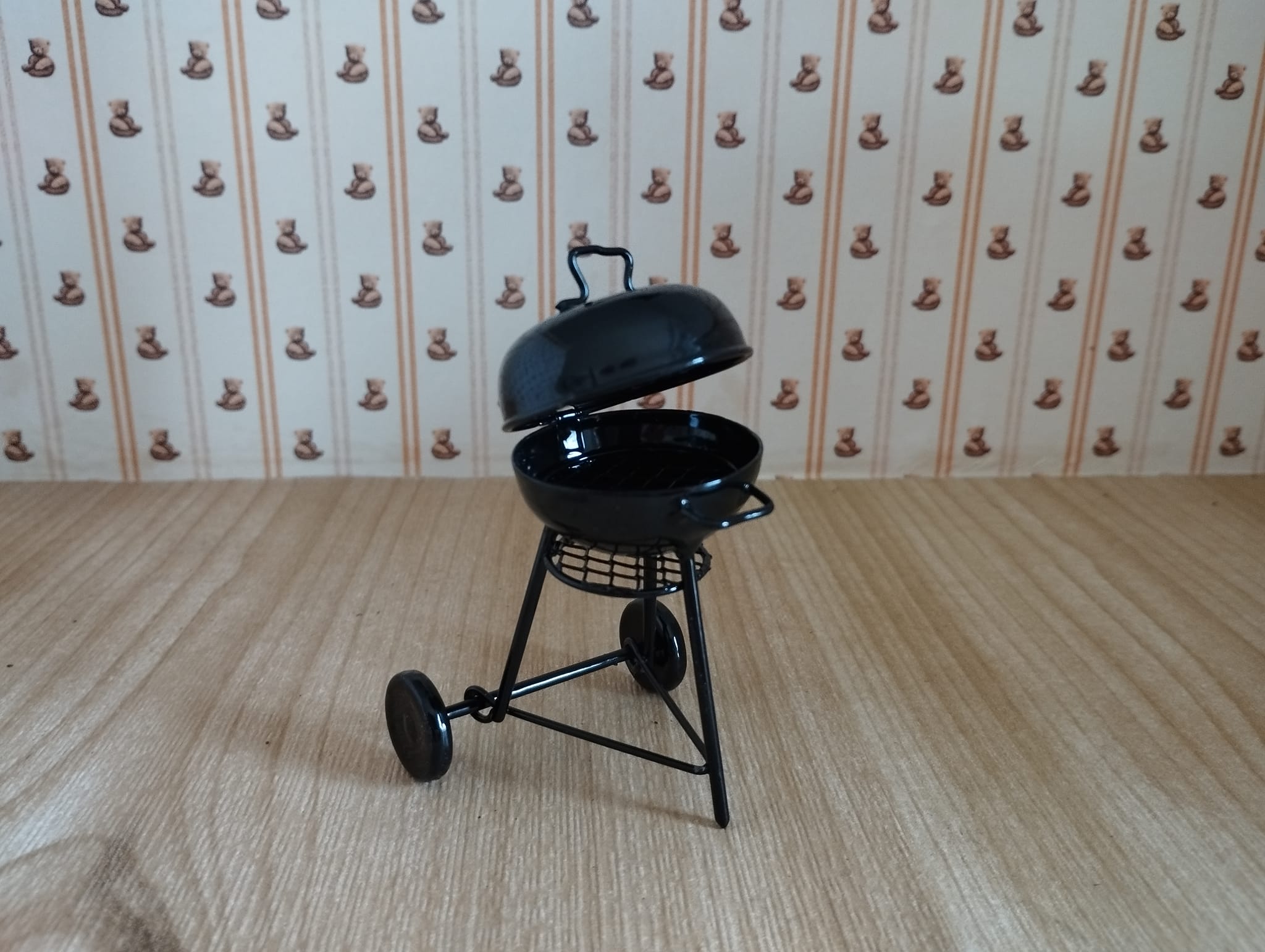 Kugelgrill in schwarz für das Puppenhaus 1:12
