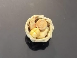 Brotkorb mit Brötchen für das Puppenhaus 1:12