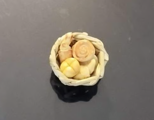 Brotkorb mit Brötchen für das Puppenhaus
