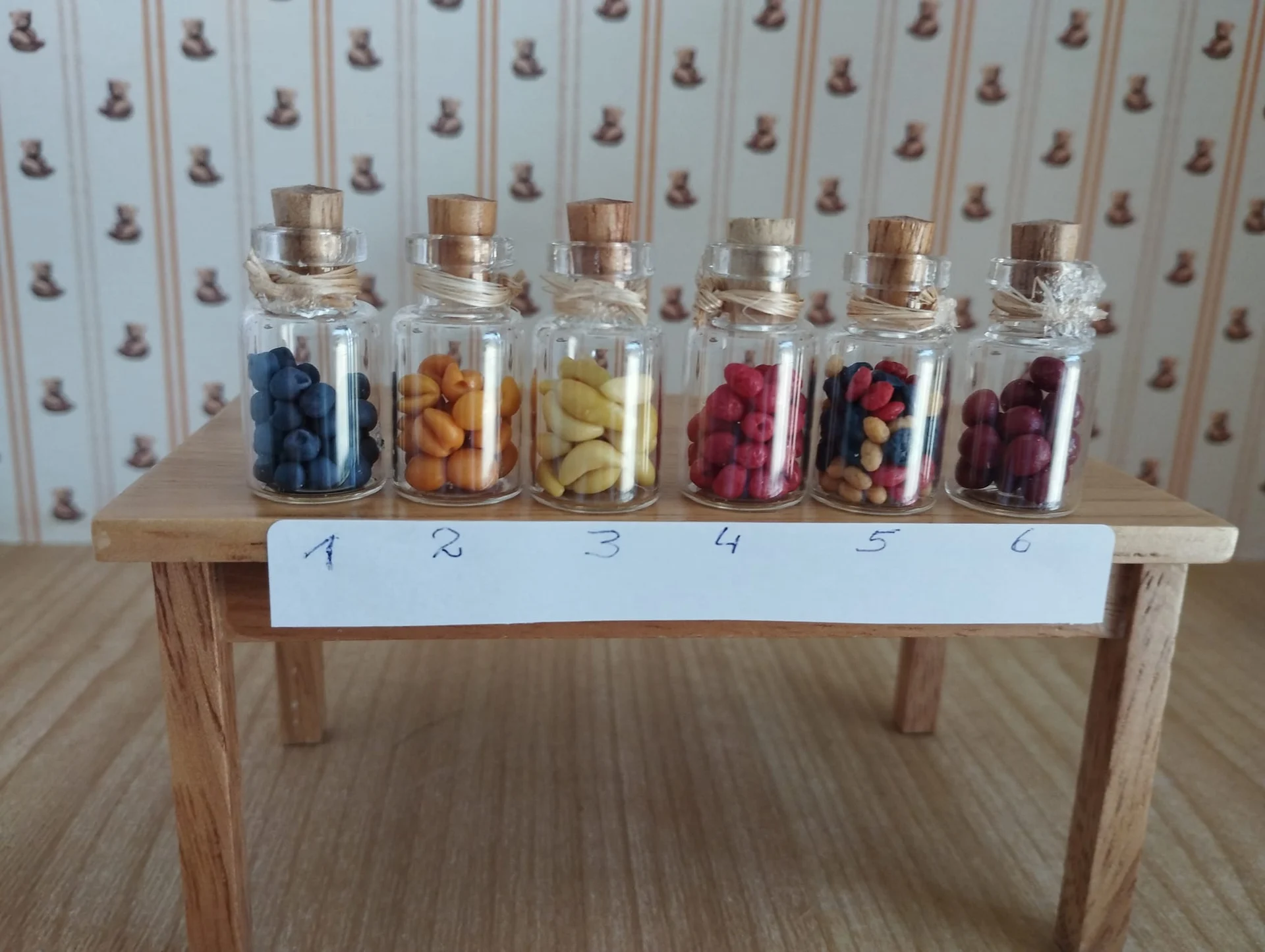 Früchte im Glas für das Puppenhaus