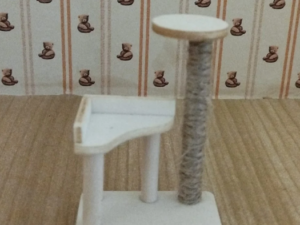 Kratzbaum für das Puppenhaus 1:12